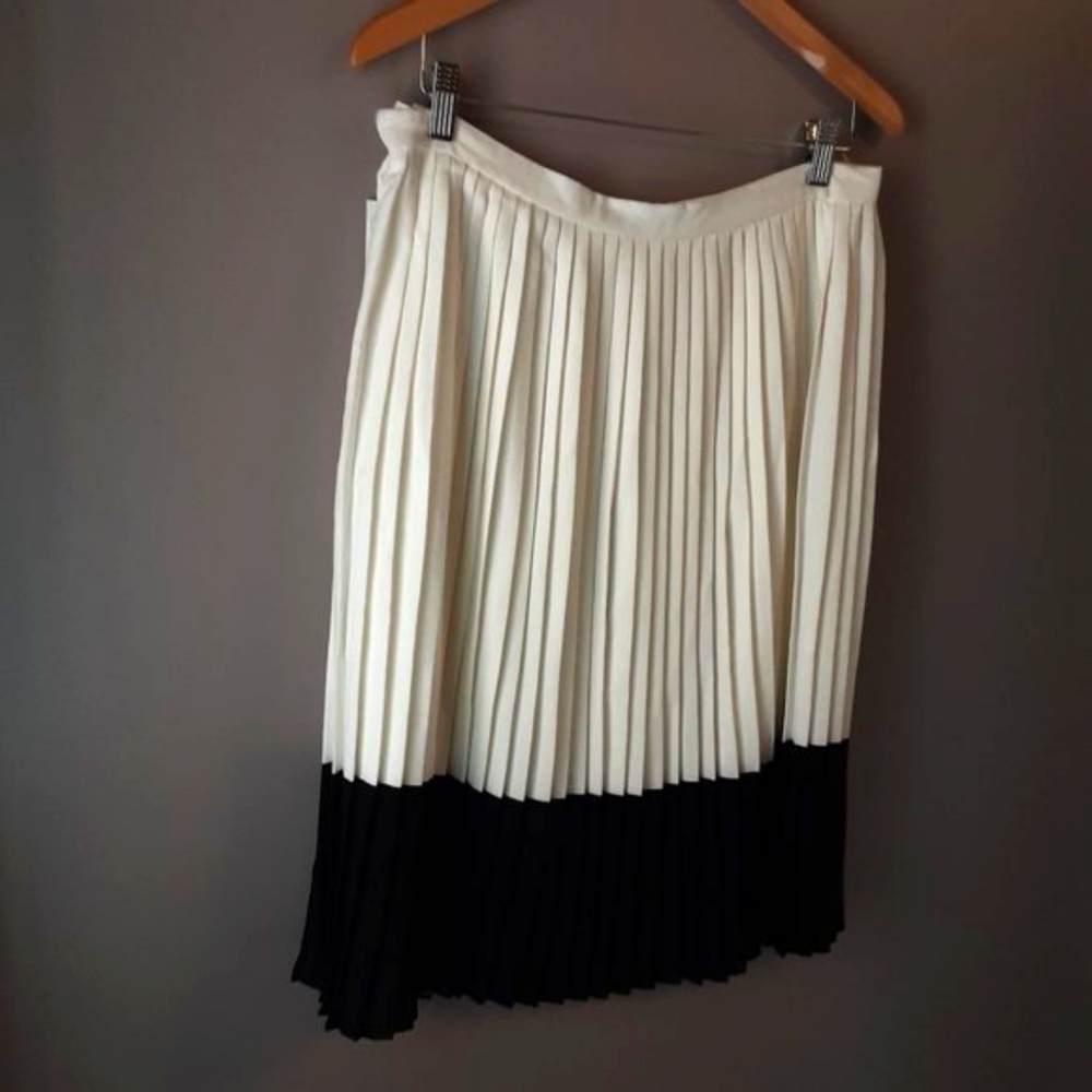 Carolina Belle Black Ivory Pleated Skirt | New!